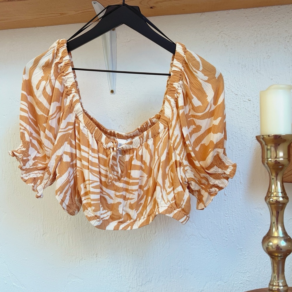 H&M Animal Print Cropped Peasant Top L